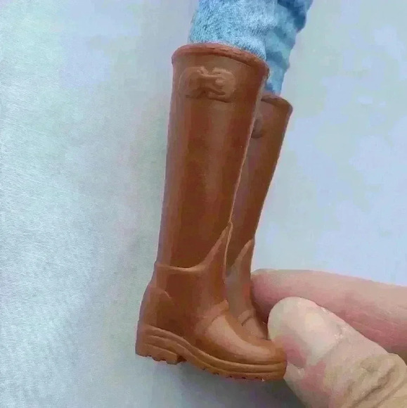 Barbie doll with boots - Picture 13 of 16